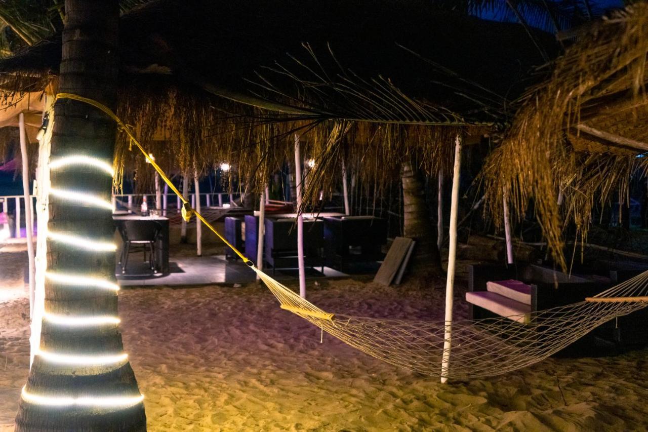 Village Susegat Beach Resort Morjim Bagian luar foto