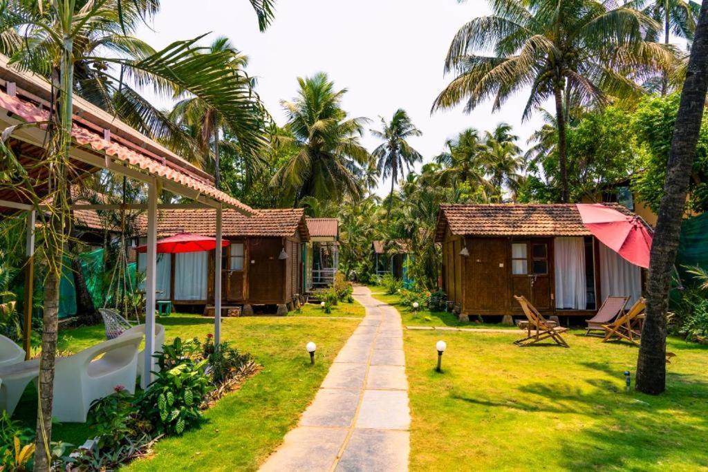 Village Susegat Beach Resort Morjim Bagian luar foto