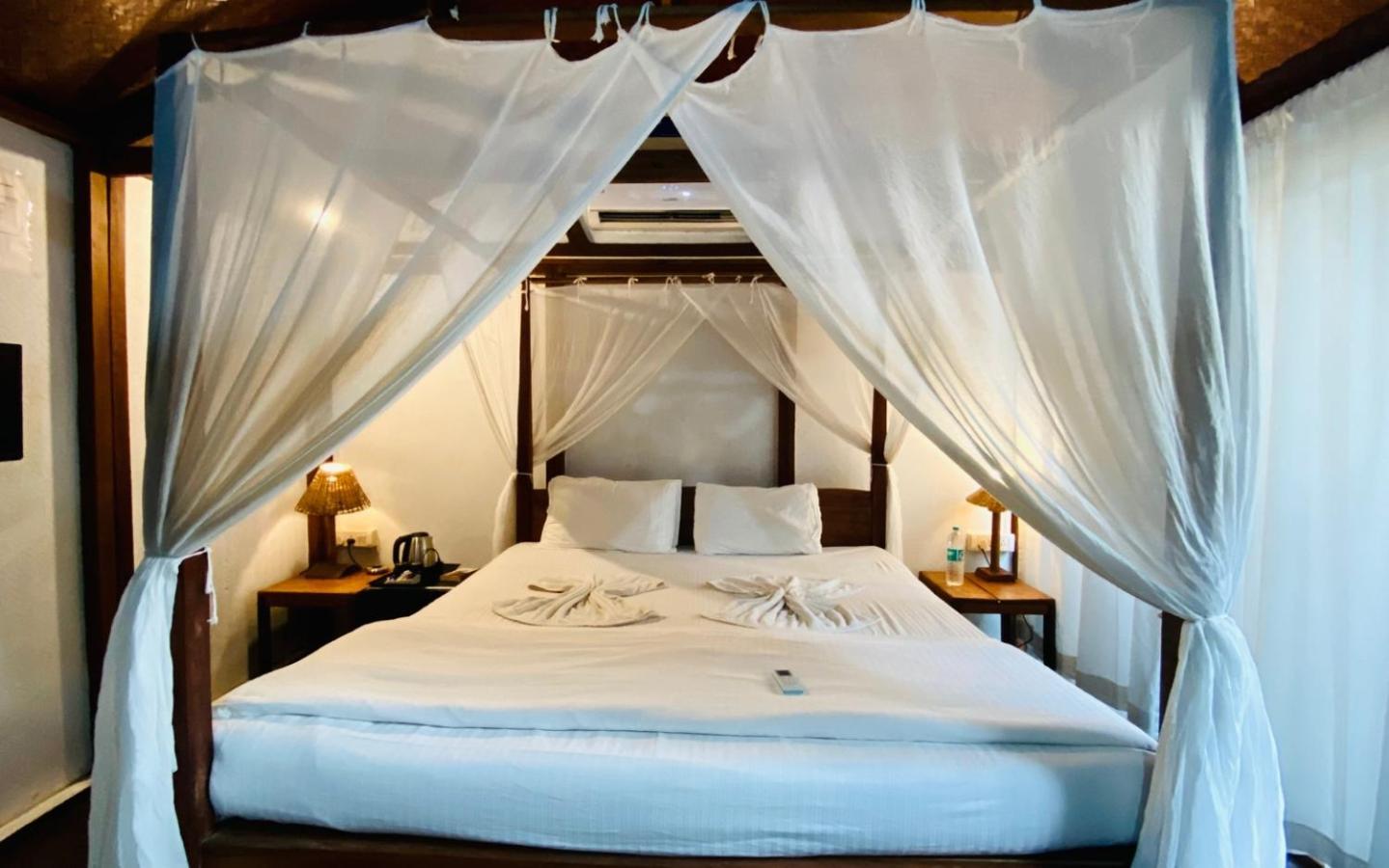 Village Susegat Beach Resort Morjim Bagian luar foto
